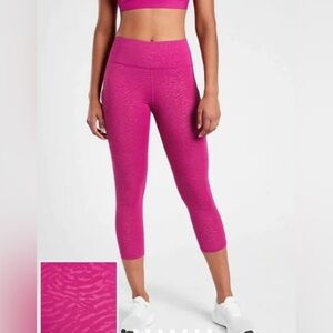 Athleta Ultimate Stash Pocket Embossed Printed Capri Leggins Small Tall